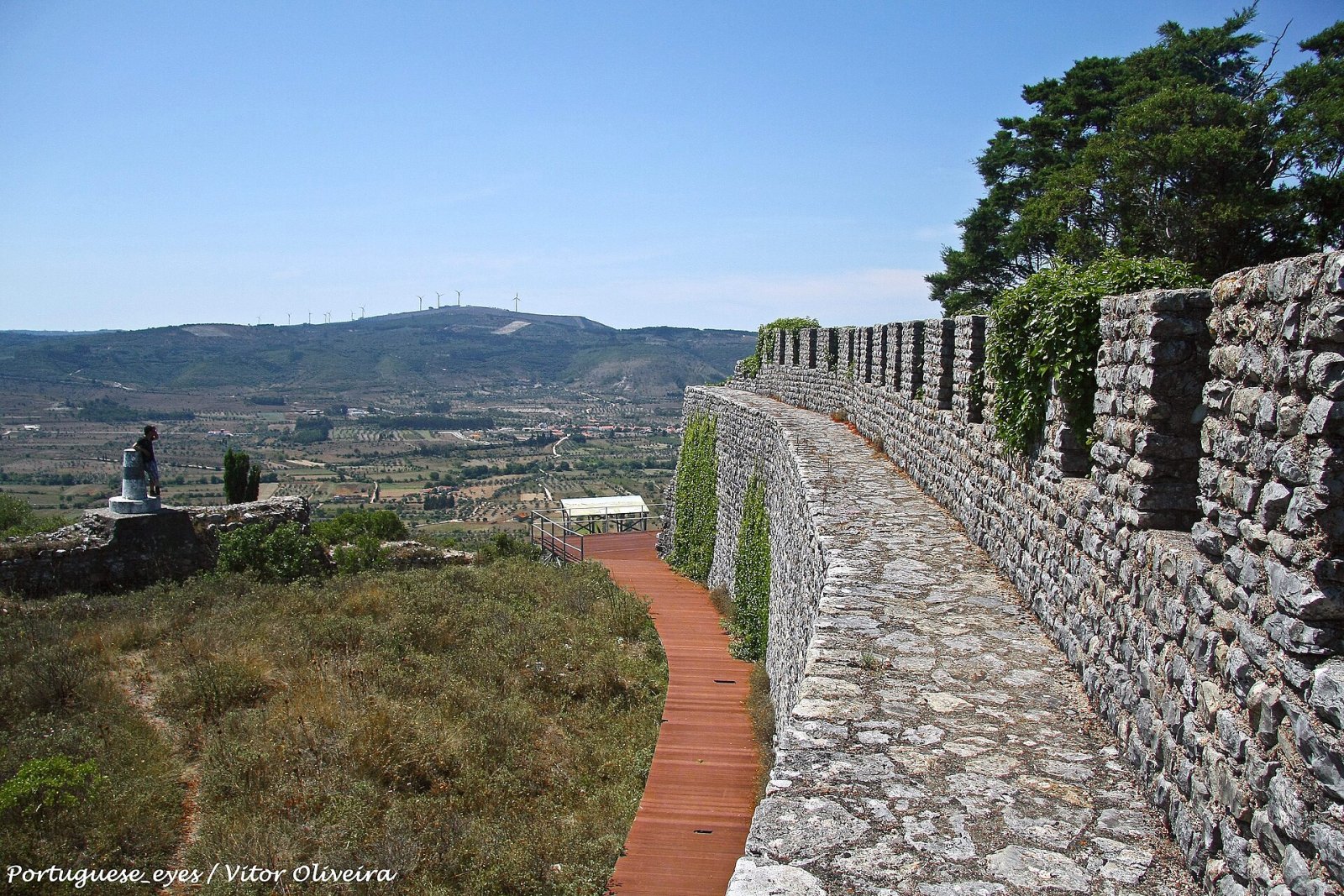 Scopri Castro de Barbudo: Fortezza storica del Portogallo — Nevogilde