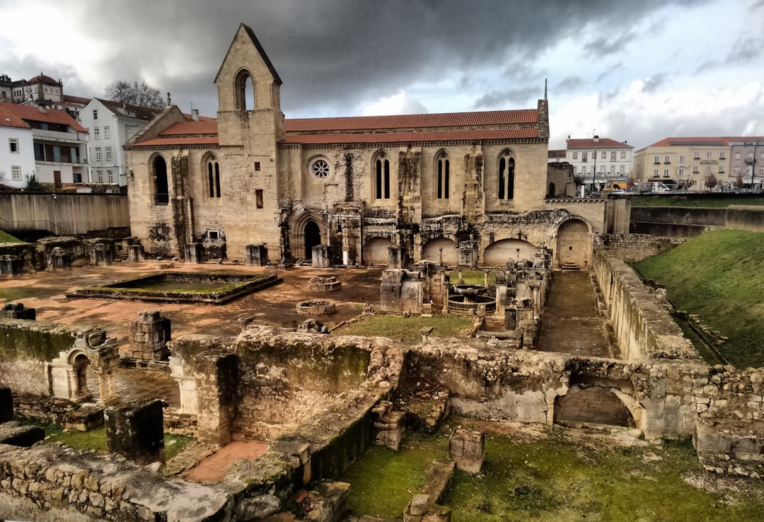Scopri il Pátio da Inquisição a Coimbra: Storia e Cultura - Coimbra | Secret World Trip Planner