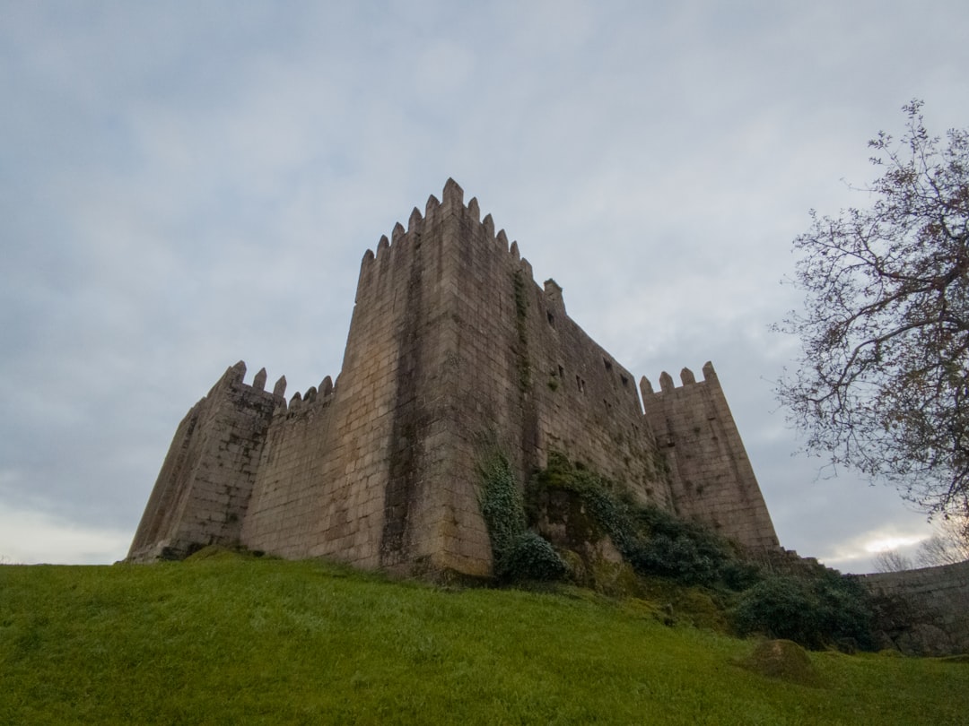 Erkundung des Castelo do Mau Vizinho in Portugal - Igrejinha | Secret World Trip Planner