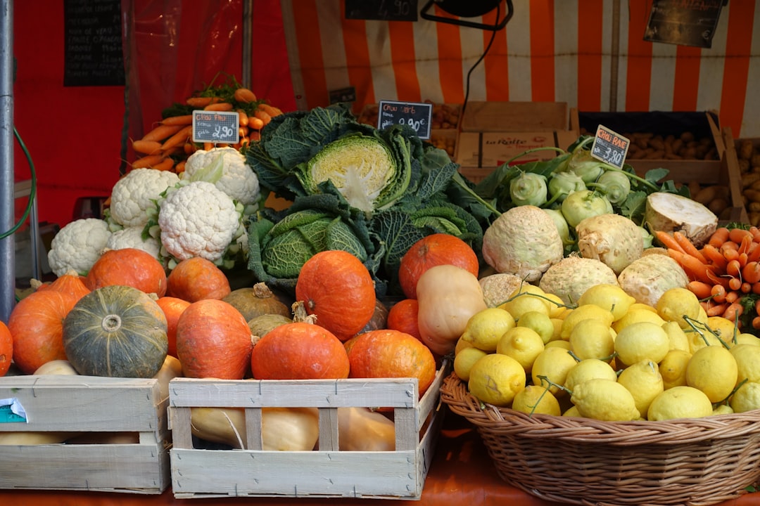 Entdecke die Aromen des Marché des Halles in La Roche-sur-Yon - Pl. du Marché | Secret World Trip Planner