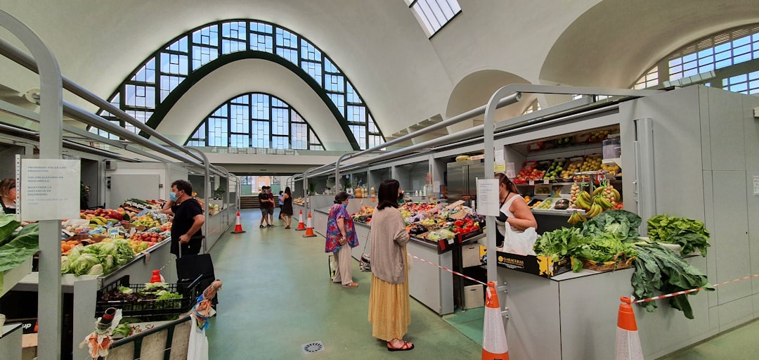 Entdecke die Aromen des Marché des Halles in La Roche-sur-Yon - Pl. du Marché | Secret World Trip Planner