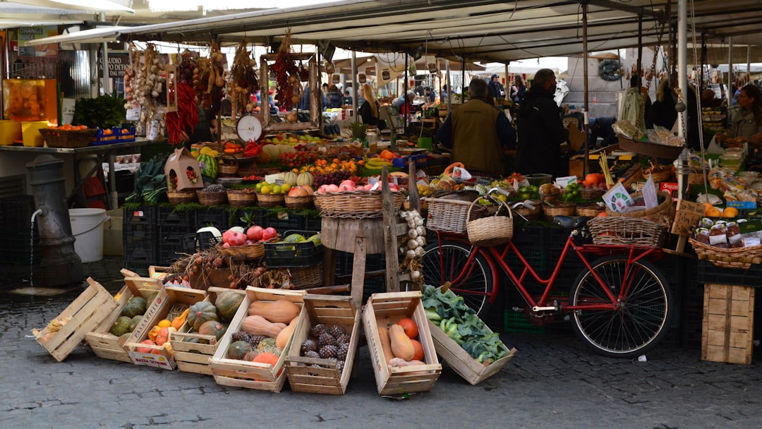 Entdecke die Aromen des Marché des Halles in La Roche-sur-Yon - Pl. du Marché | Secret World Trip Planner