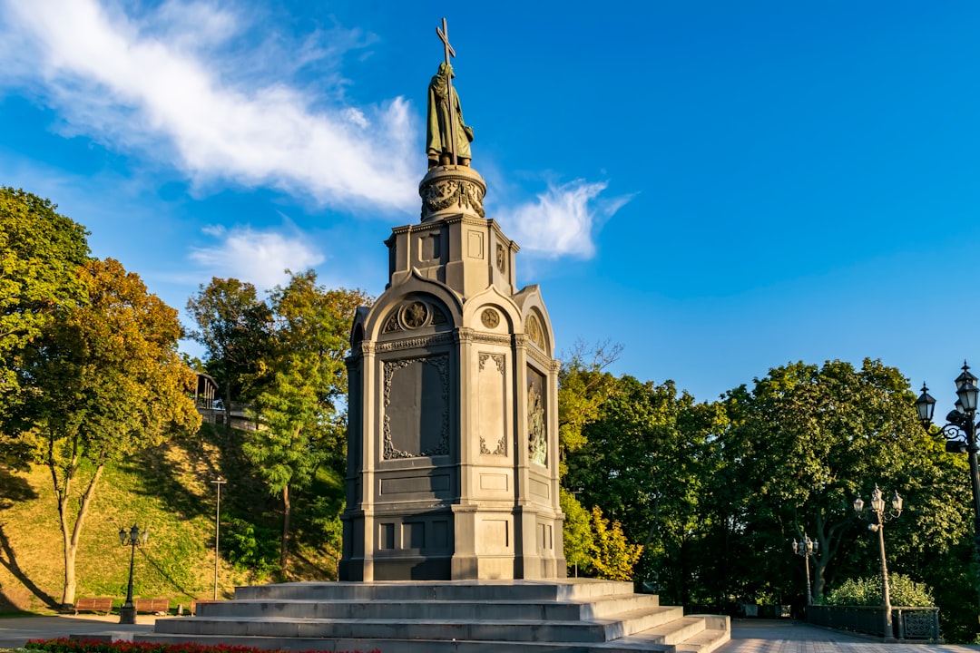 Das Denkmal von Tjentiste: Kunst und Erinnerung in Bosnien — 8MWP+CPP