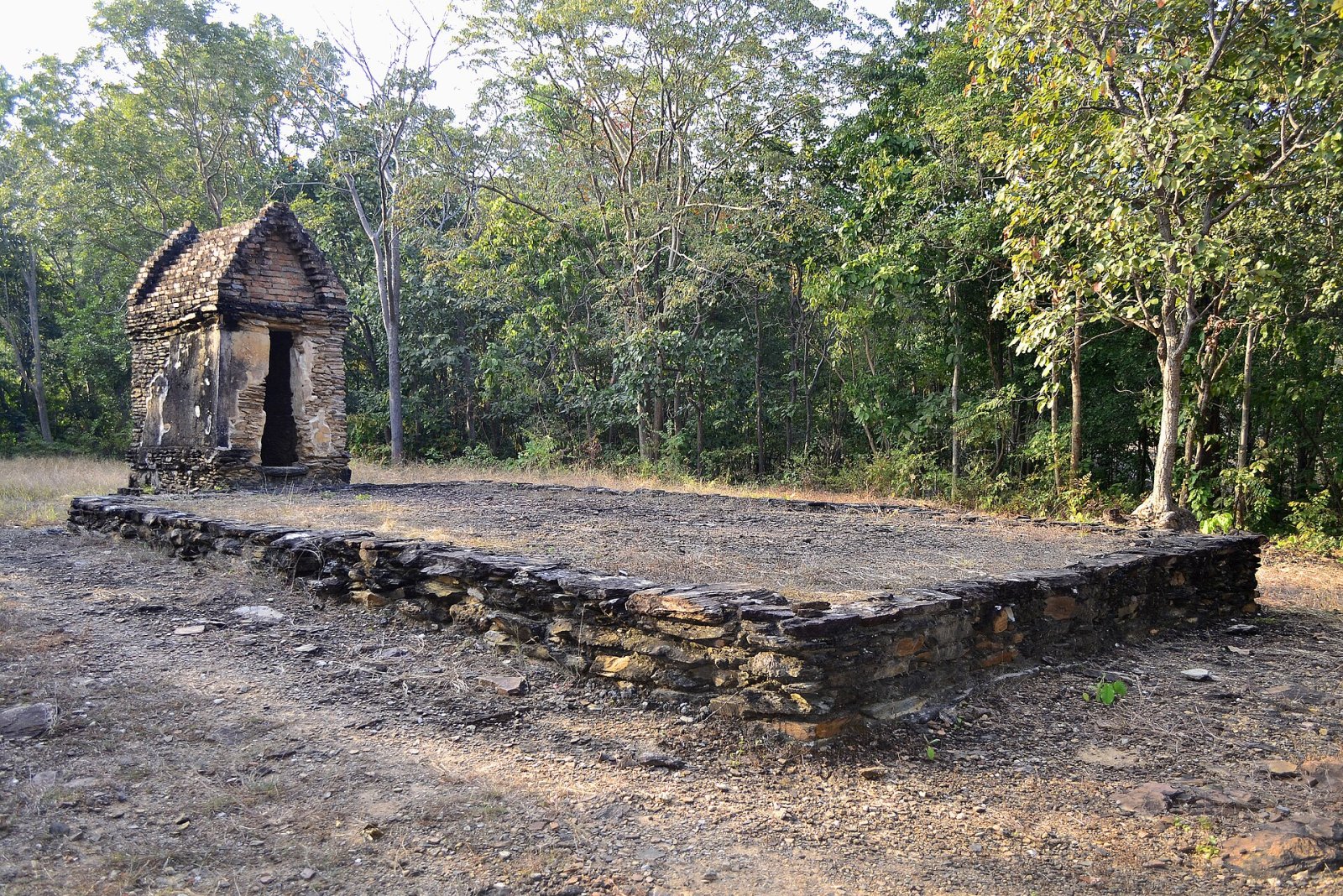 Erkundung von Wat Khao Phra Bat Noi: ein historischer Schatz in Thailand - Mueang Sukhothai District | Secret World Trip Planner