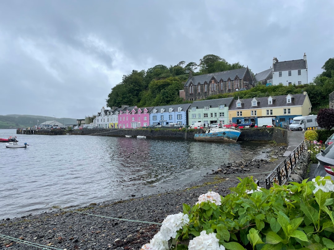 Atemberaubende Panoramen in Portree: Farben und Natur - Portree IV51 | Secret World Trip Planner