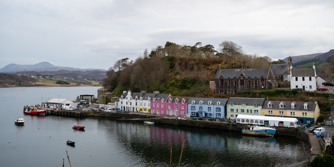 Atemberaubende Panoramen in Portree: Farben und Natur - Portree IV51 | Secret World Trip Planner