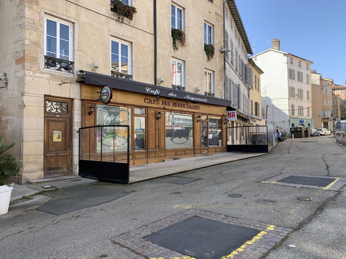 Café des Négociants: Un angolo segreto a Carouge — Rue de la Filature 29
