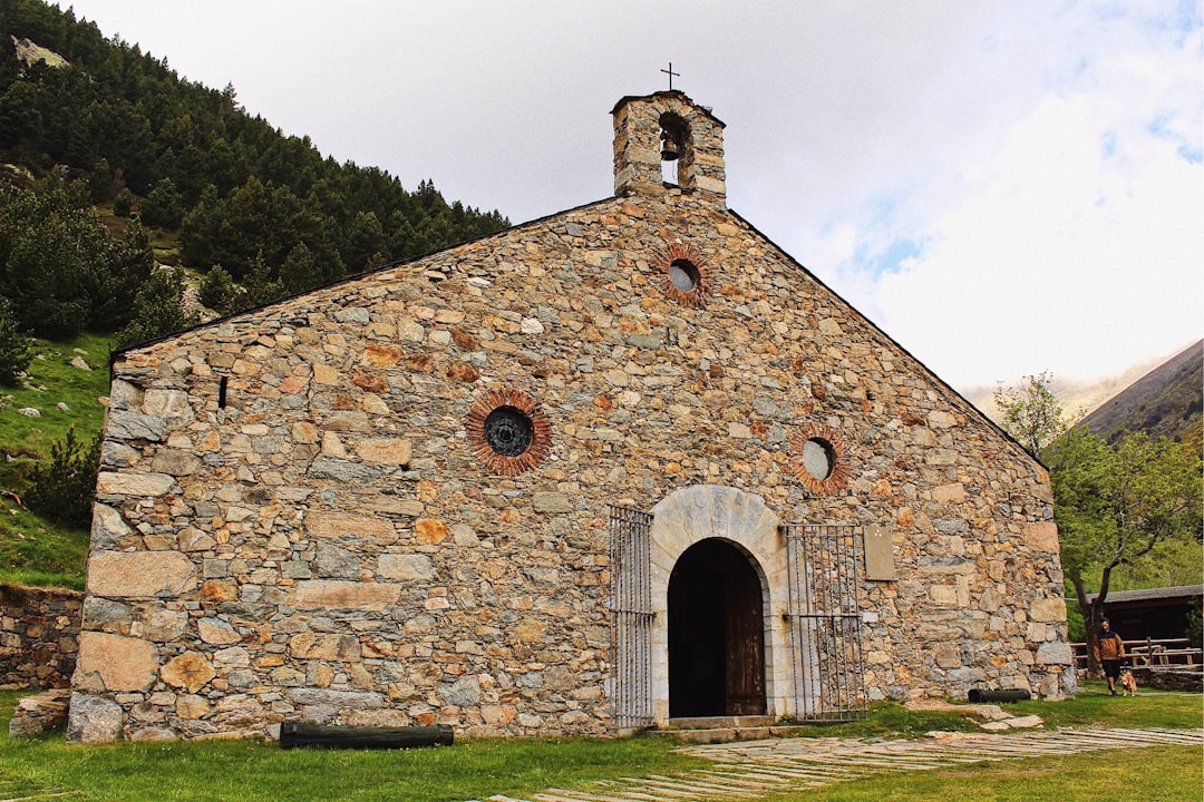 Die Kirche San Giovanni Teologo: Ein verborgenes Juwel in Ohrid — Kocho Racin