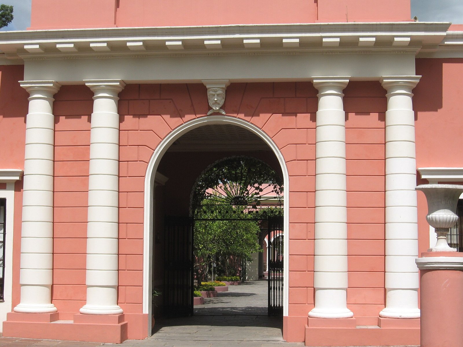 Entdecken Sie den Palacio San José: ein kulturelles Juwel in Argentinien - Palacio San Jose | Secret World Trip Planner