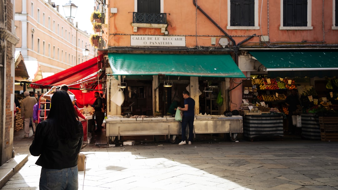 Esplorando il Mercato di Rialto: Un'Icona di Venezia - 306 | Secret World Trip Planner