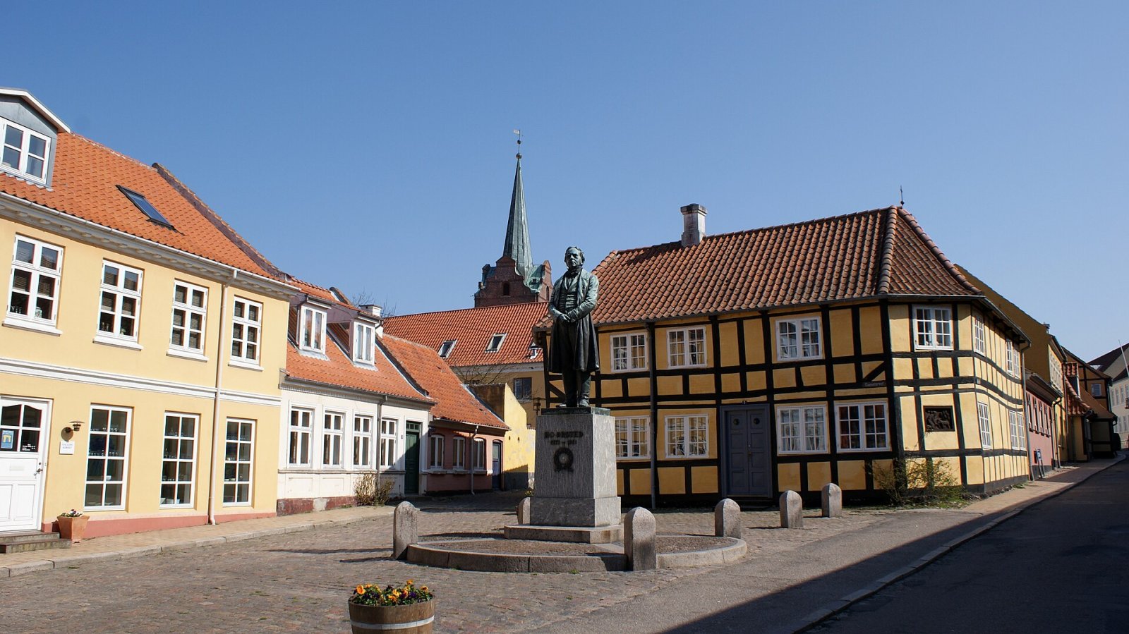 Scoprire la statua di Hans Christian Ørsted a Copenaghen - Nørre Voldgade 1 | Secret World Trip Planner