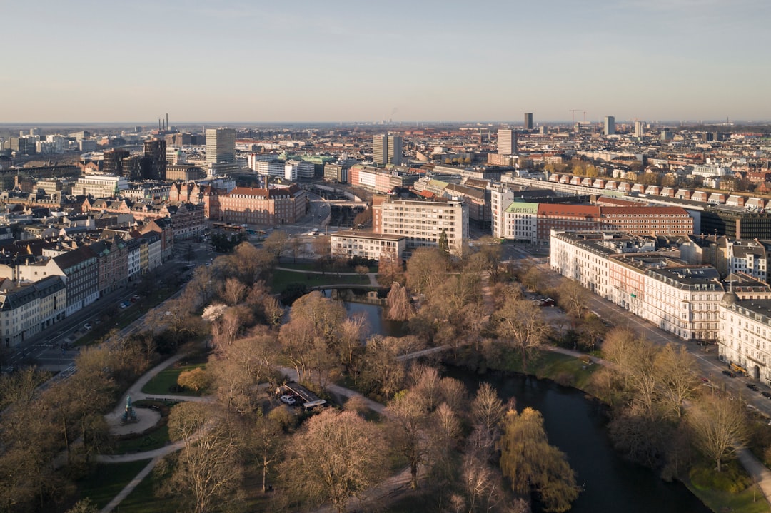 Scoprire la statua di Hans Christian Ørsted a Copenaghen - Nørre Voldgade 1 | Secret World Trip Planner
