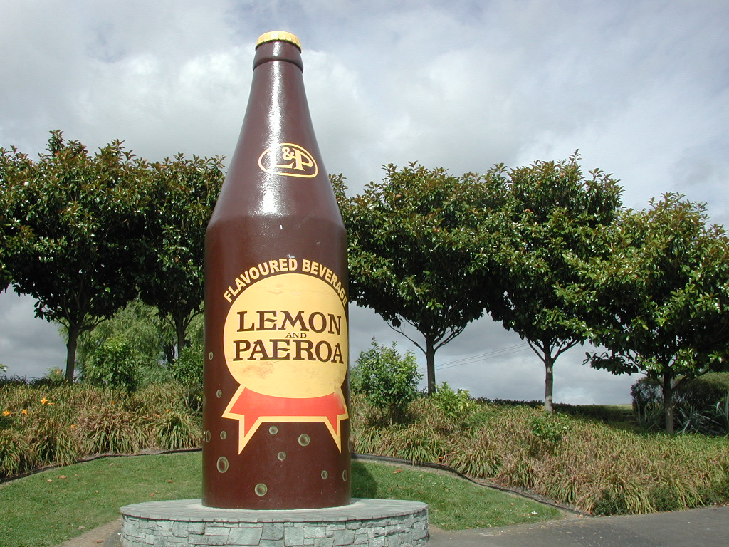 Entdecken Sie die Big Lemon & Paeroa Bottle in Neuseeland — Paeroa
