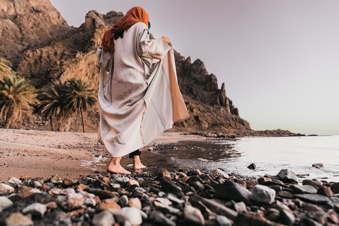 Noah am Strand: Das verborgene Juwel von Dhërmi — Ish Kampi Puntoreve