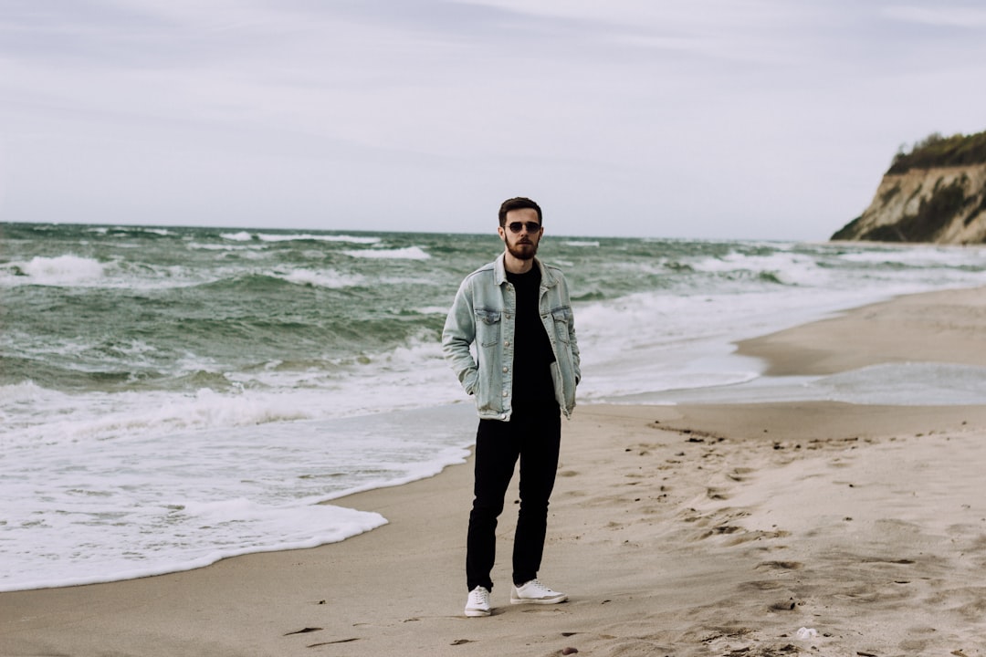 Noah am Strand: Das verborgene Juwel von Dhërmi - Ish Kampi Puntoreve | Secret World Trip Planner