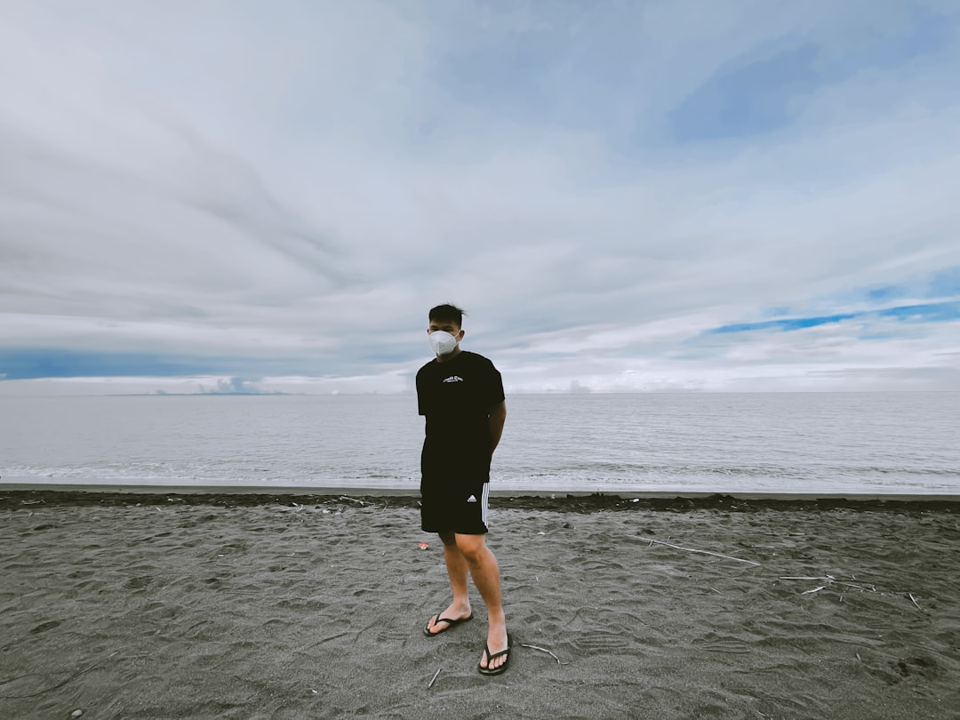 Noah am Strand: Das verborgene Juwel von Dhërmi - Ish Kampi Puntoreve | Secret World Trip Planner