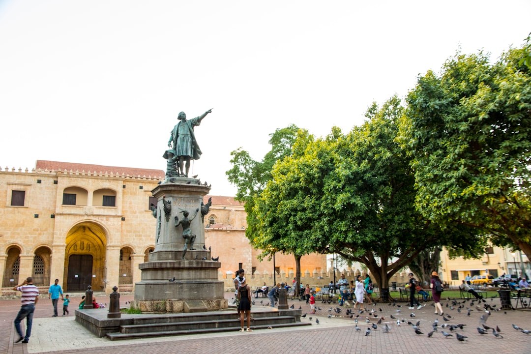 Scopri le meraviglie nascoste di Columbus Park - C. Isabel La Católica | Secret World Trip Planner