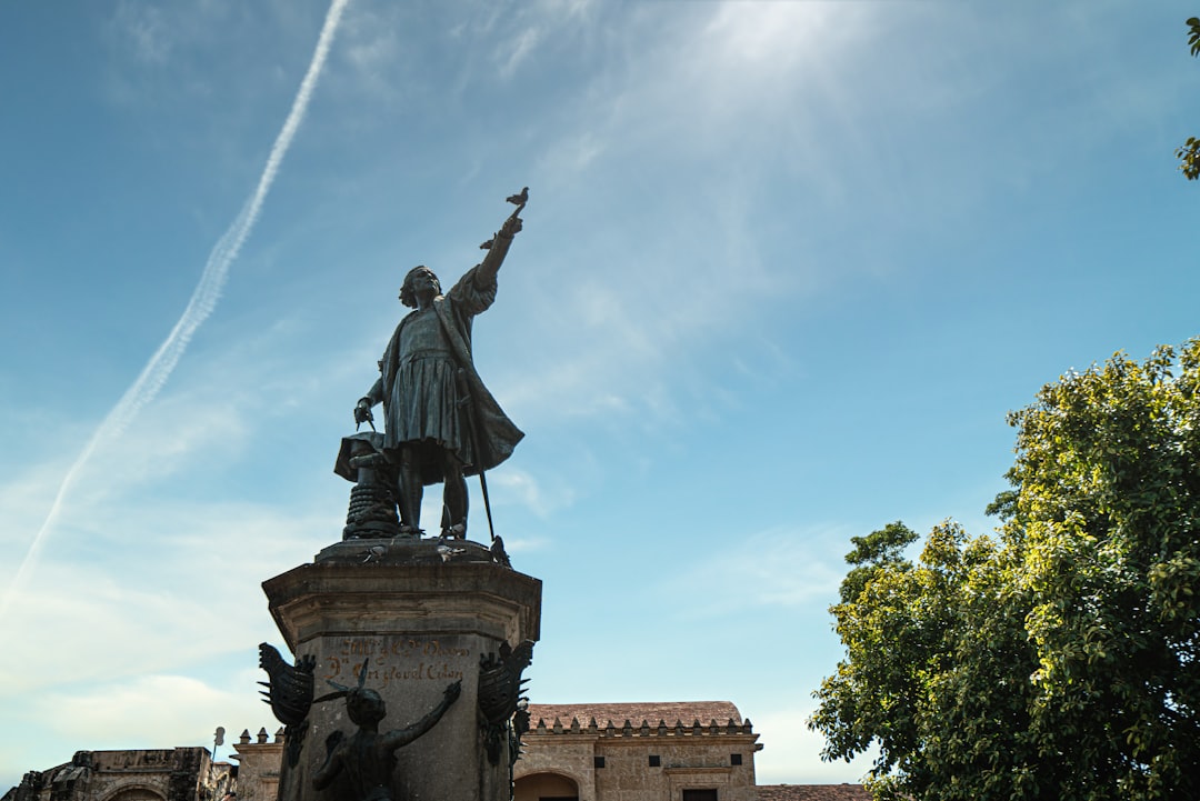 Scopri le meraviglie nascoste di Columbus Park - C. Isabel La Católica | Secret World Trip Planner