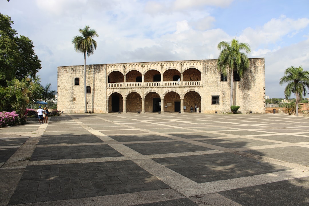 Entdecke die verborgenen Wunder des Columbus Parks - C. Isabel La Católica | Secret World Trip Planner