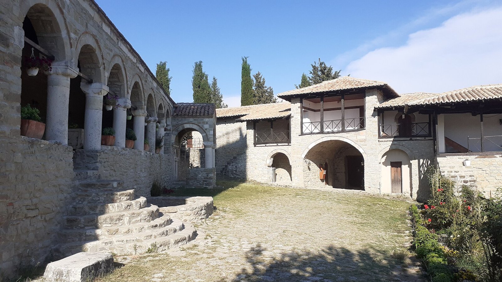 Ardenica Kloster: Eine Reise in die Geschichte und Spiritualität Albaniens — Kolonjë