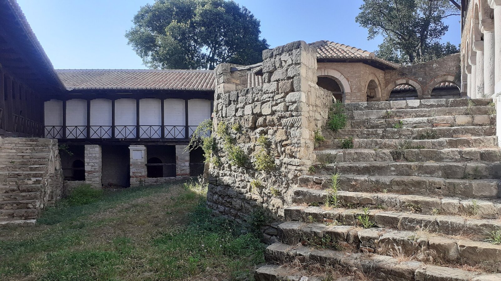 Ardenica Kloster: Eine Reise in die Geschichte und Spiritualität Albaniens - Kolonjë | Secret World Trip Planner
