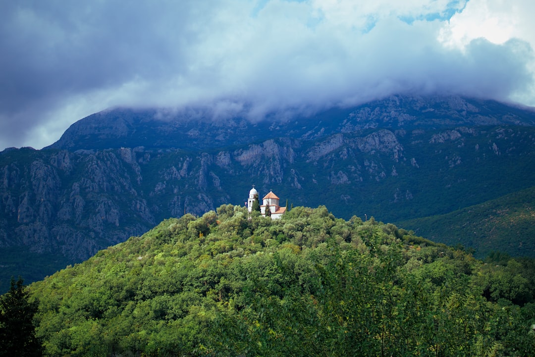 Vlaška Kirche: Ein kulturelles Juwel Montenegros - Cetinje | Secret World Trip Planner