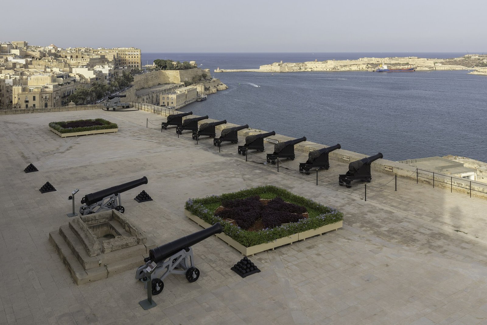 Entdecken Sie die Batterie des Salut in Valletta, Malta - Lascaris | Secret World Trip Planner