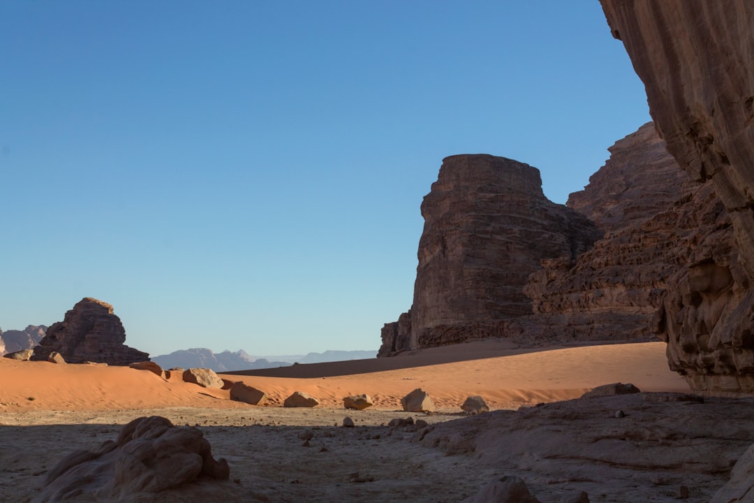 Khazali Canyon: iscrizioni nabatee nel deserto di Wadi Rum - GC9F+GP7 Area protetta Wadi Rum | Secret World Trip Planner