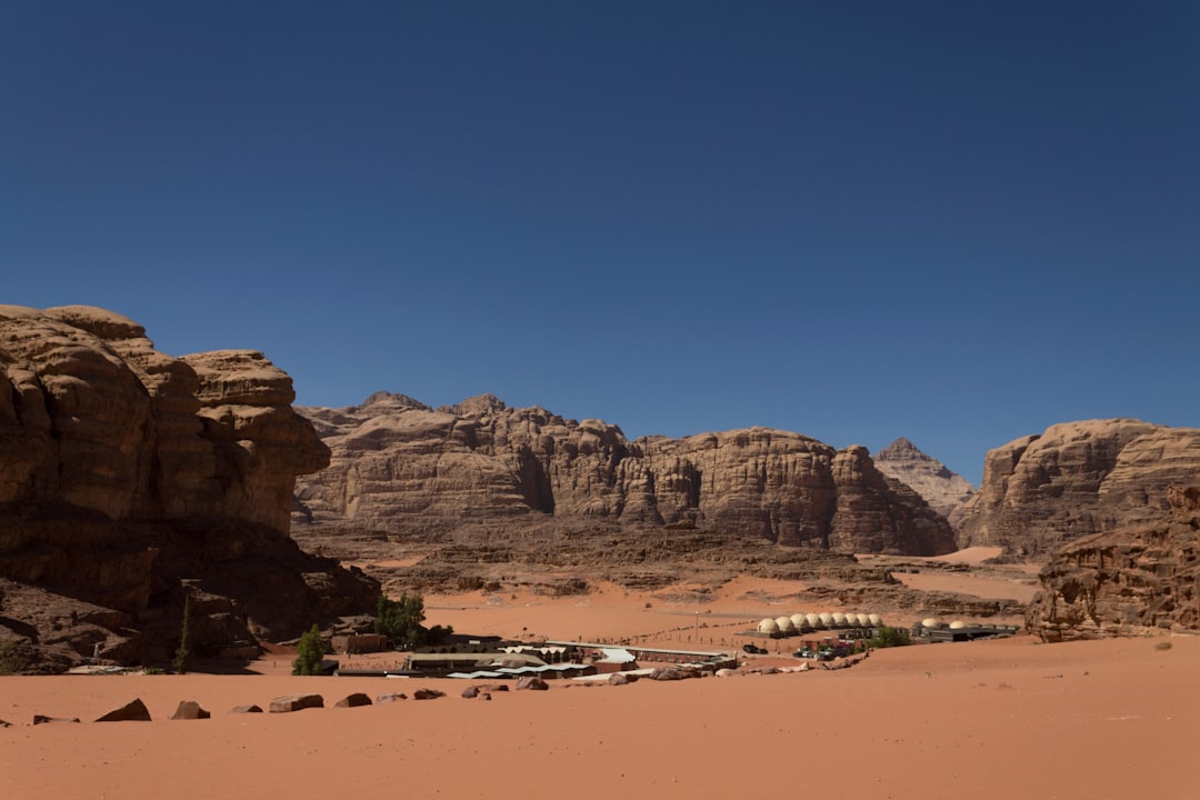 Khazali Canyon: iscrizioni nabatee nel deserto di Wadi Rum - GC9F+GP7 Area protetta Wadi Rum | Secret World Trip Planner
