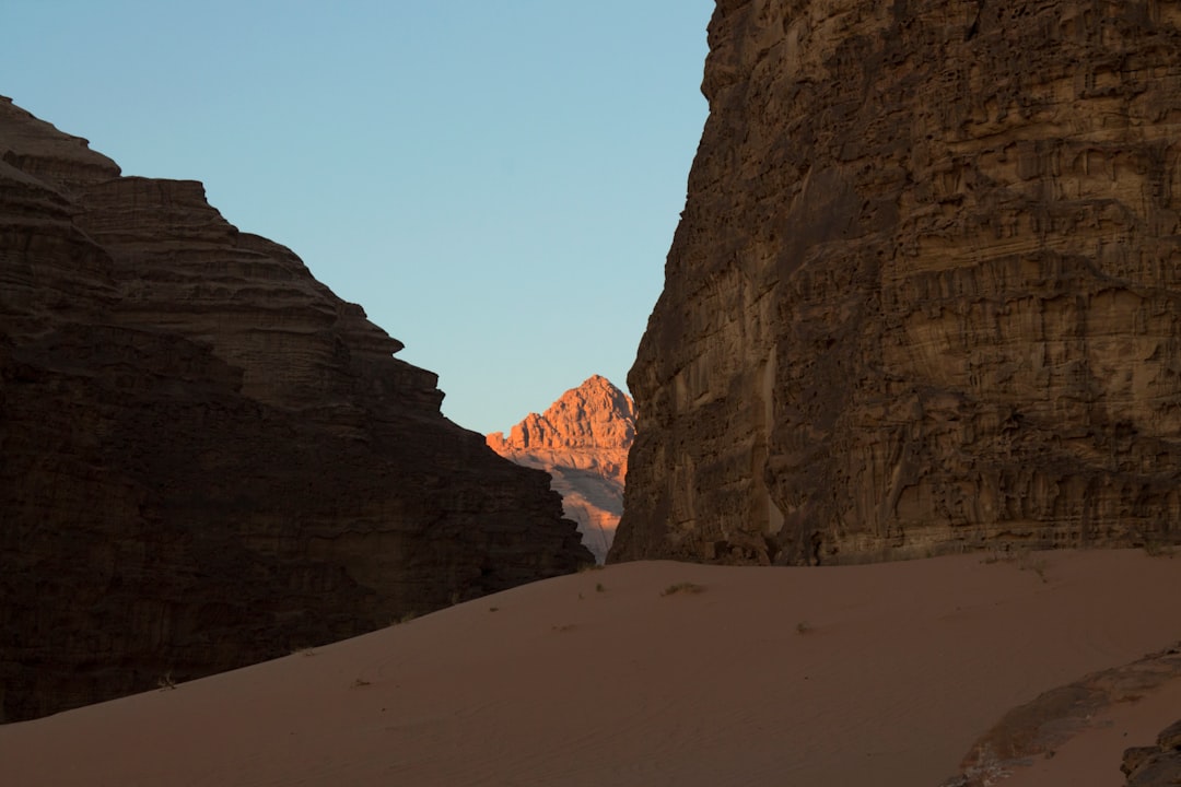 Khazali Canyon: Nabatäische Inschriften im Wadi Rum - GC9F+GP7 Area protetta Wadi Rum | Secret World Trip Planner