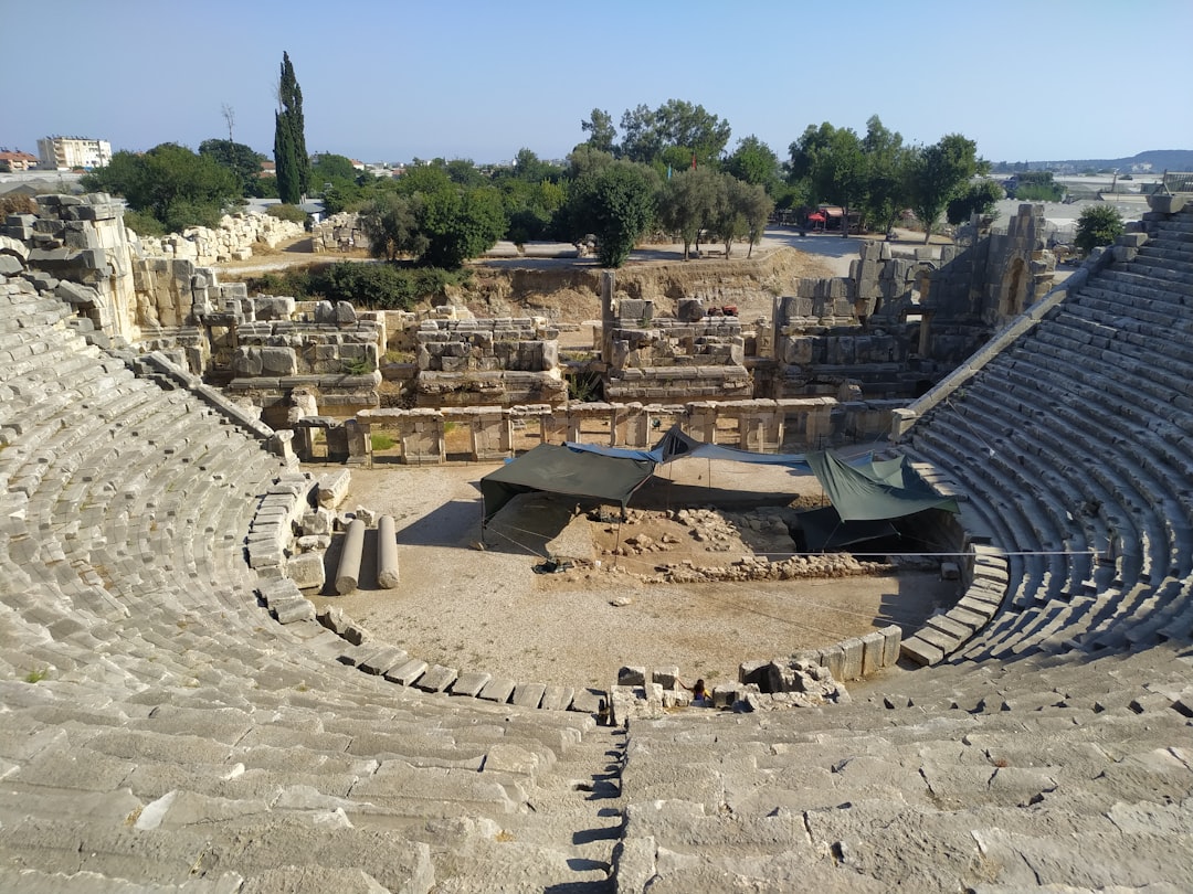 Teatro von Kourion: Aufführungen am Meer Zyperns - MV7Q+P49 4620 | Secret World Trip Planner