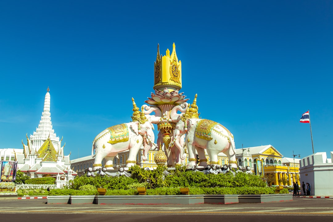 Discover the Two Kings Monument in Thailand: A Cultural Symbol — Pathum Wan