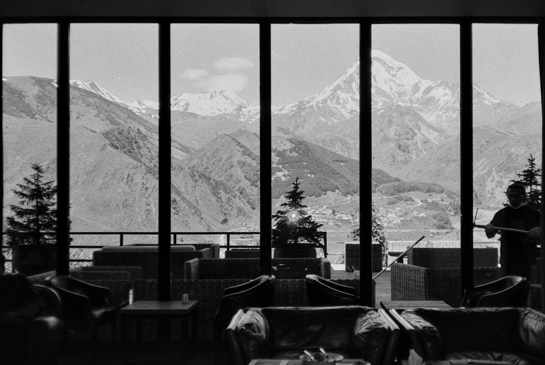 Kazbegi: panorami sul Monte Kazbek e la chiesa di Gergeti - st. II turn | Secret World Trip Planner
