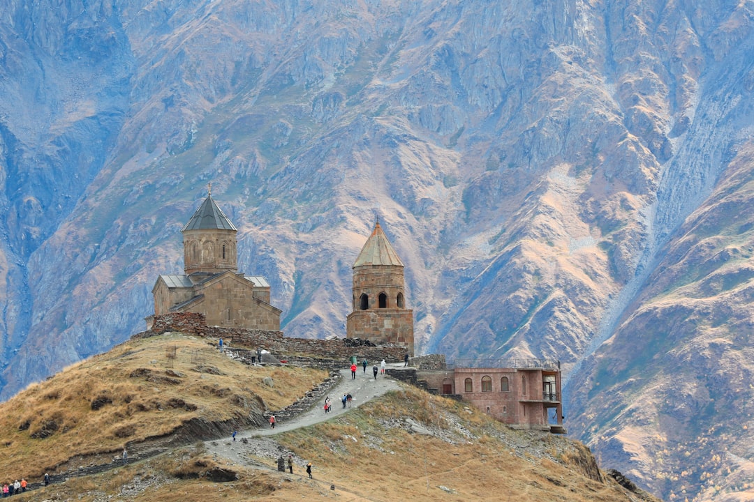 Kazbegi: Panoramablick auf den Kazbek und die Gergeti-Kirche — st. II turn