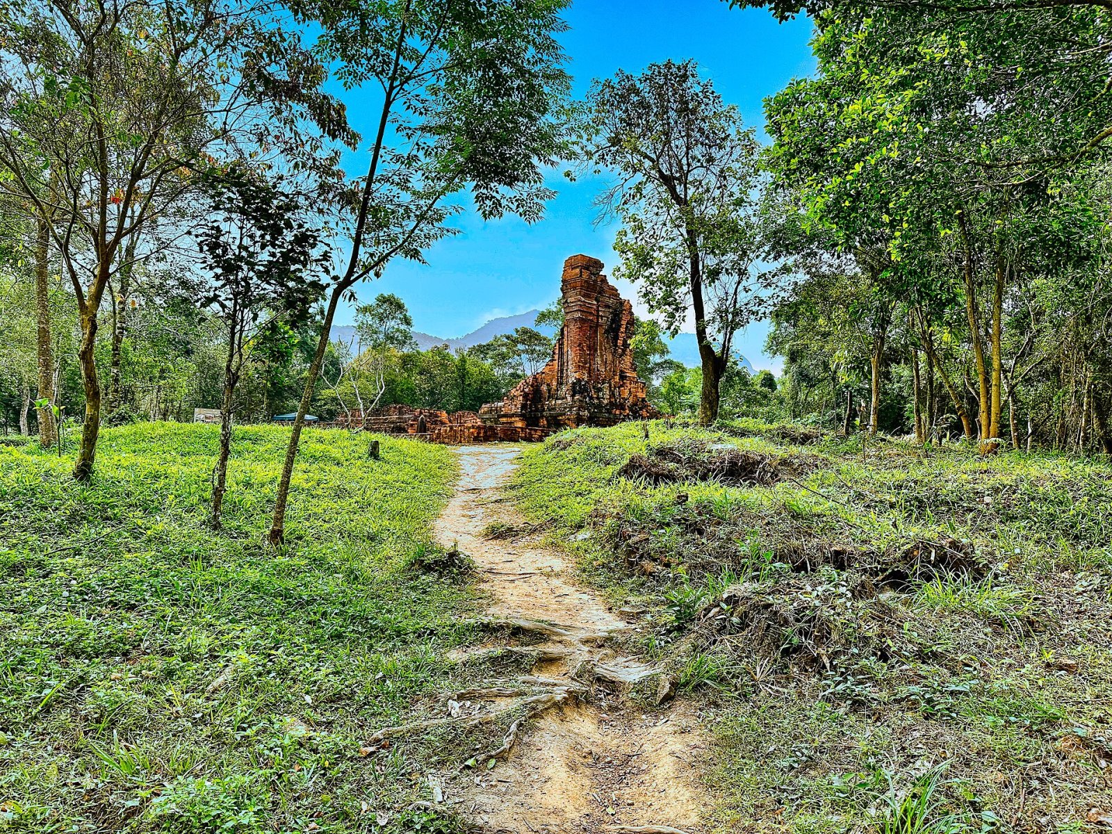 Group H: A Journey Through Vietnam's History — Thu Bồn
