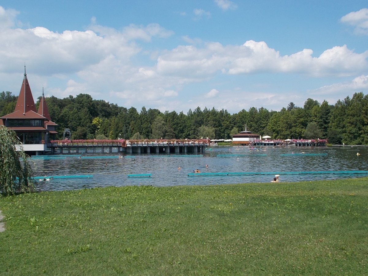 Hévíz: Schwimmen im größten Thermalsee der Welt — Hévíz