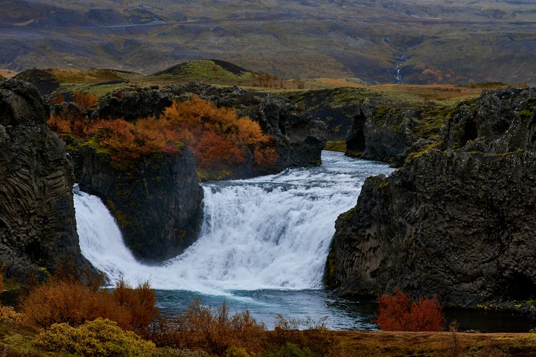 Scopri la Magia di Ófærufoss: La Cascata Islandese da Non Perdere