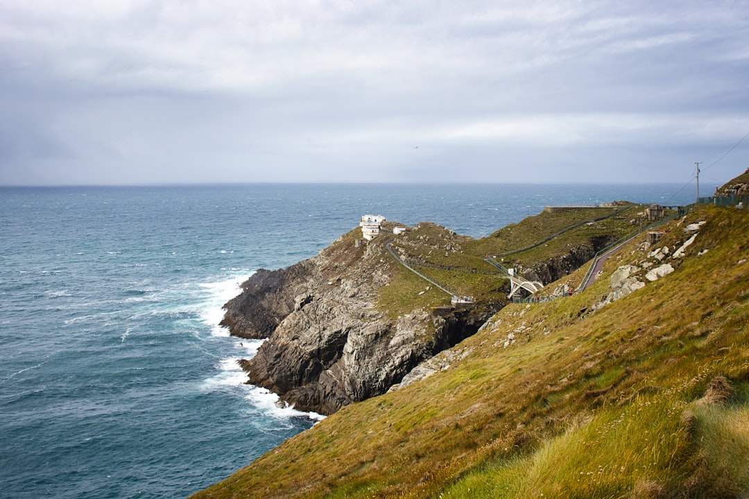 Mizen Head Lighthouse: Ein Leuchtturm im Herzen Irlands - Comeenavrick | Secret World Trip Planner