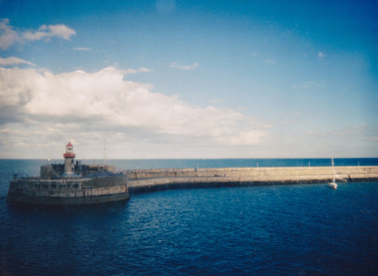 Entdecken Sie den Dun Laoghaire East Leuchtturm in Irland - Glasthule | Secret World Trip Planner