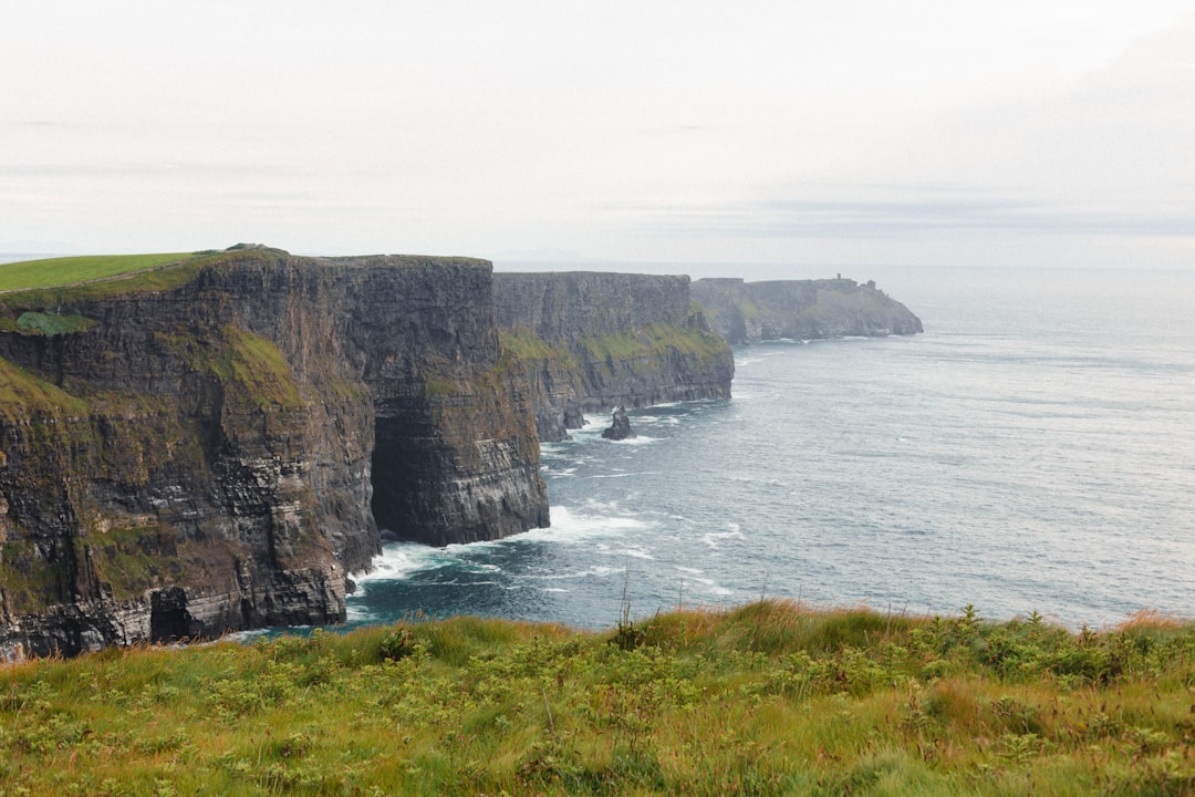 Entdecken Sie Black Head: Der Leuchtturm von Clare in Irland — Carnsefin