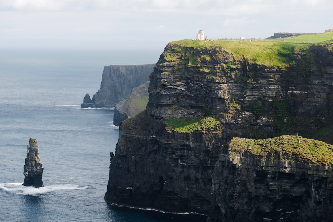 Entdecken Sie Black Head: Der Leuchtturm von Clare in Irland - Carnsefin | Secret World Trip Planner