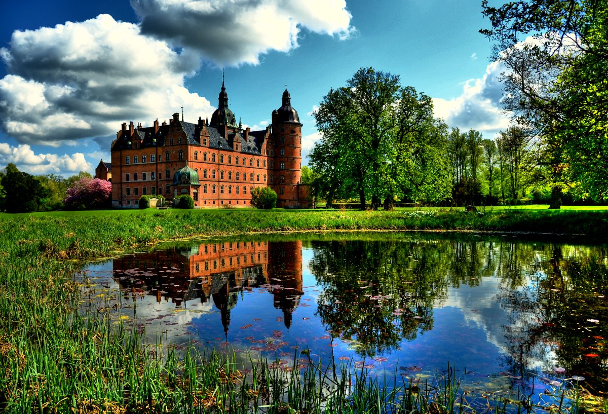 Vallø Slot: Das dänische Renaissance-Schloss am Graben - Slotsgade 4 | Secret World Trip Planner
