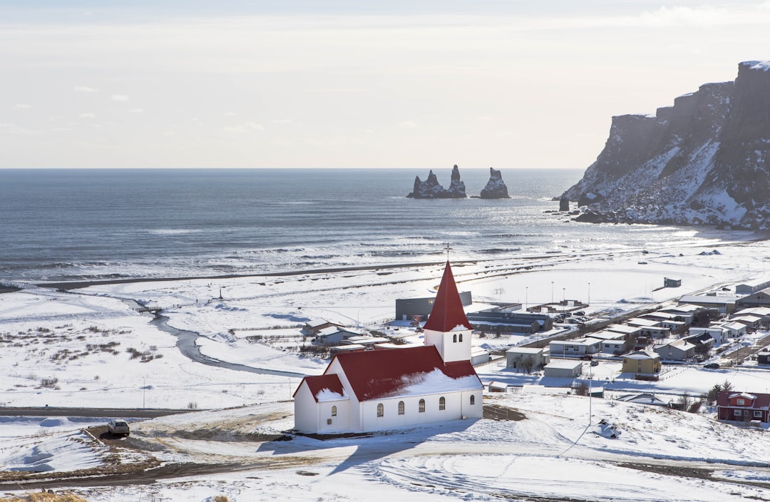 Entdecke die Magie der Vik Kirche in Island - Vík | Secret World Trip Planner