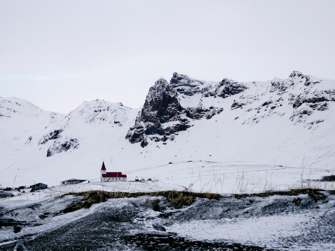 Entdecke die Magie der Vik Kirche in Island - Vík | Secret World Trip Planner