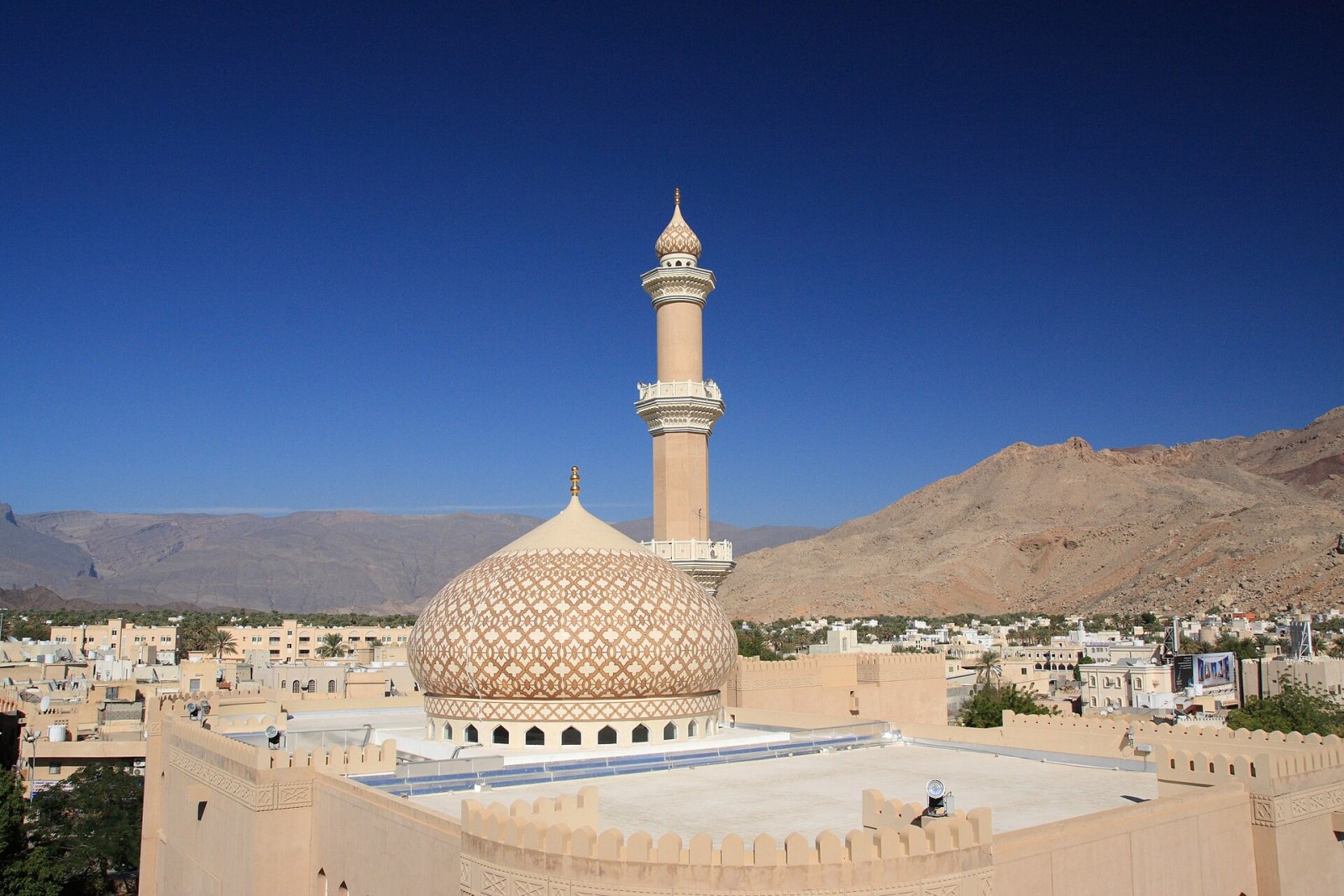 Entdecken Sie die Schönheit der Moschee in Oman - Qasabiyat az Za'ab | Secret World Trip Planner