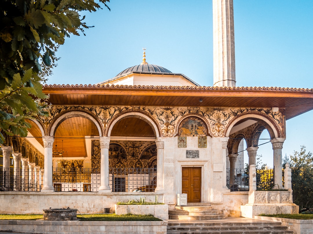 Die Schönheit der Moschee in Albanien entdecken — Llakatund