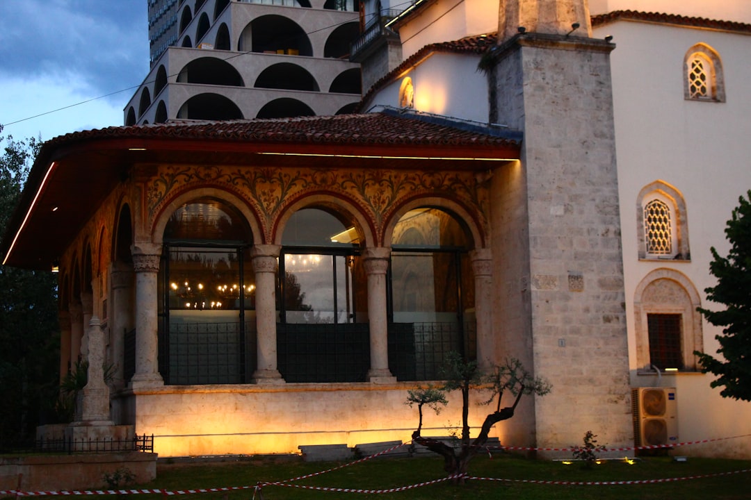 Die Schönheit der Moschee in Albanien entdecken - Llakatund | Secret World Trip Planner