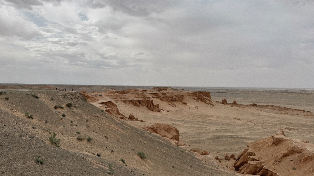 Flammende Klippen: Die roten Felsen der Mongolei - 4PRC+X6G | Secret World Trip Planner