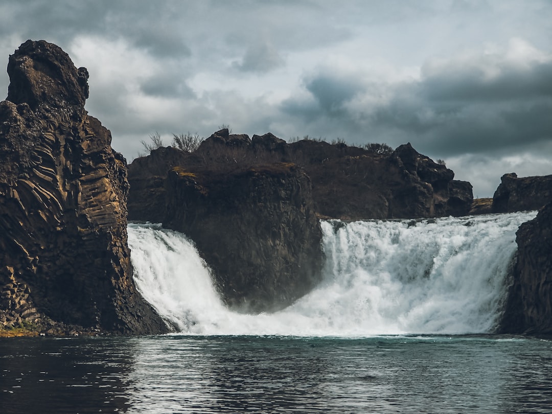 Hjálparfoss: le cascate gemelle nell'anfiteatro di basalto - Hjálparvegur 3361 | Secret World Trip Planner