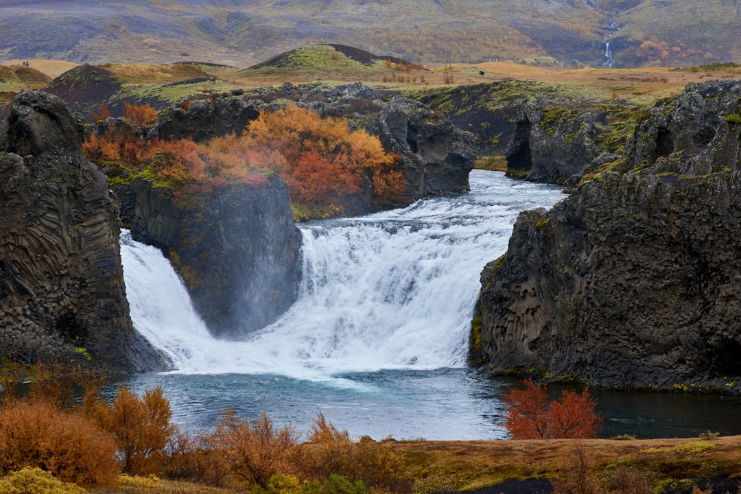 Hjálparfoss: Die Zwillingsfälle im Basalt-Amphitheater - Hjálparvegur 3361 | Secret World Trip Planner